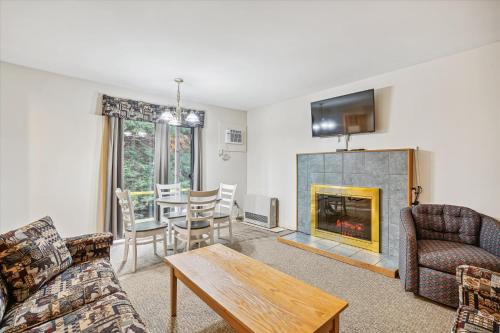 Cedarbrook Queen Suite 108 in Killington