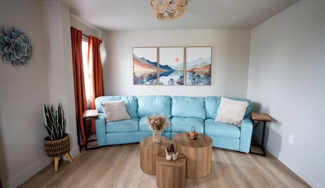 Charming 1-bedroom apartment. Pet friendly, King Bed, Washer & Dryer in Monroe
