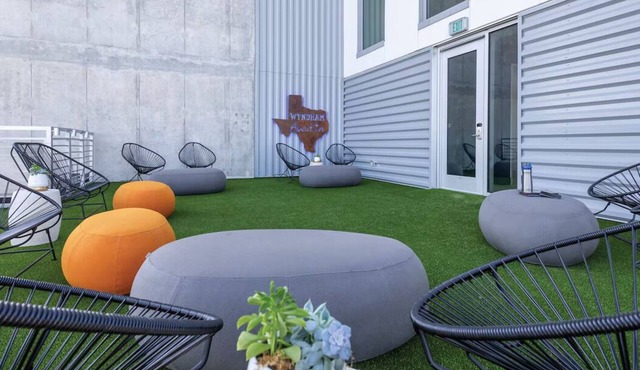 Charming 1 Bedroom Suite Conveniently Located Downtown Austin! in Austin
