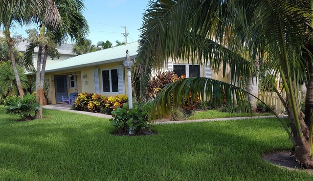 Charming 2/1 Tropical Getaway - Walk to Beach in Juno Beach