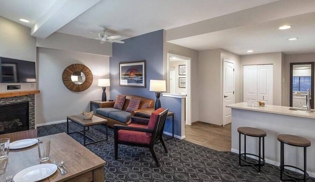 Charming 2-bedroom hotel in fabulous West Yellowstone with WiFi, AC in West Yellowstone