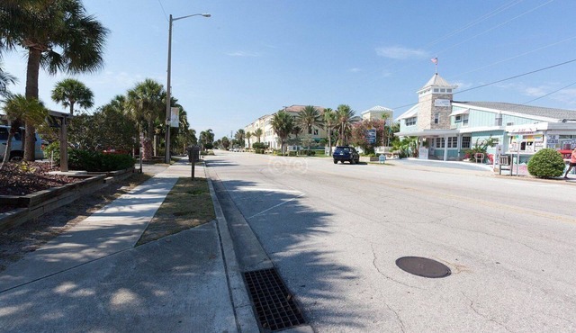 Charming 2-bedroom hotel room in Vero Beach overlooking the pooln in Vero Beach