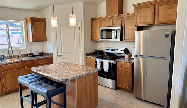 Charming 2-bedroom townhome with WiFi, AC in East San Luis, AZ. in San Luis