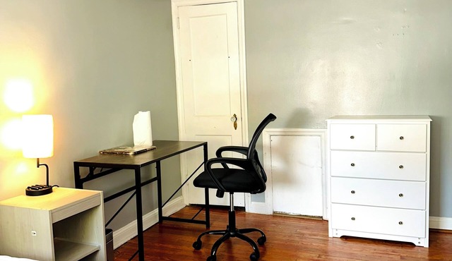 Charming 2-bedroom house in Drexel Hill with laundromat ,parking& trolly station in Drexel Hill