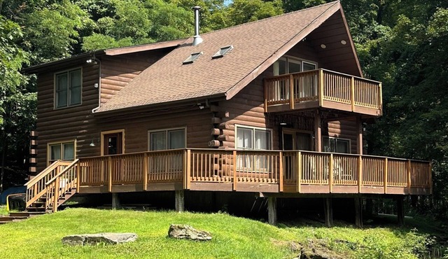 Charming 3-bdrms & loft cabin, with WiFi, mins to Elk Mountain by Lake Idlewild in Clifford