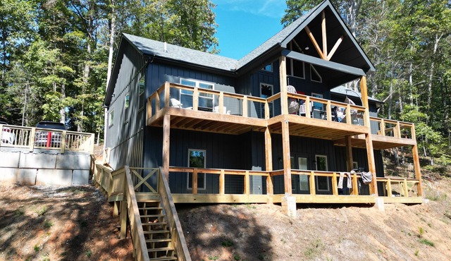 Charming 3 Bed 2 bath Riverfront New! Chic Home in Demorest, GA mountains. in Demorest