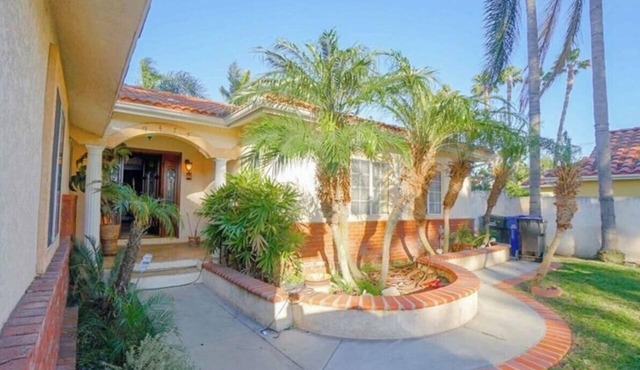 Charming 3 bedroom pool home in Downey in Downey