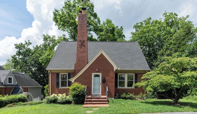 Charming Cape Cod overlooking South River in Waynesboro in Waynesboro