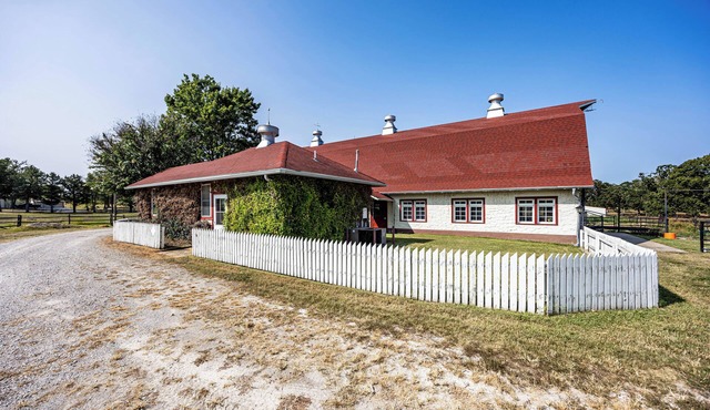 Charming Countryside Cottage in Independence
