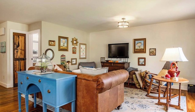 Charming, Historic Loft with Private Balcony in Pewee Valley near Louisville in Pewee Valley