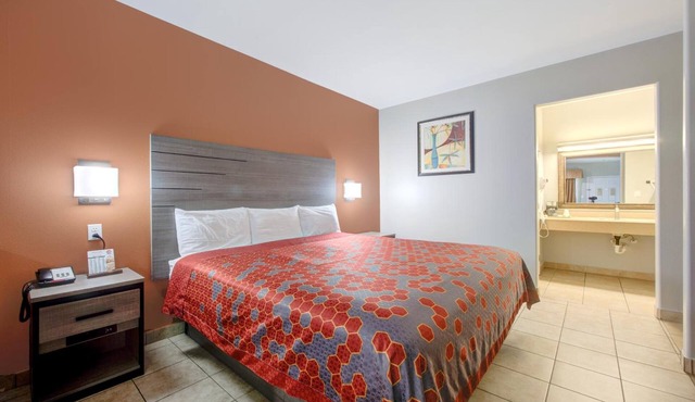 Charming King Bed Room Near Weslaco Museum - 2 miles | Free Parking in Weslaco