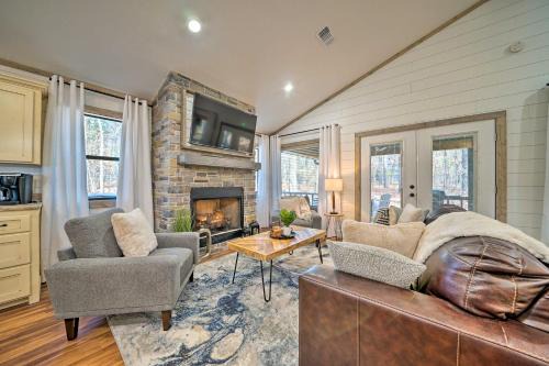 Chic Broken Bow Escape w/Hot Tub & Fire Pit! in Stephens Gap