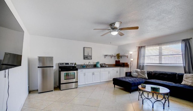 Chic Paris Beach Getaway - 1mi to beach in Boynton Beach