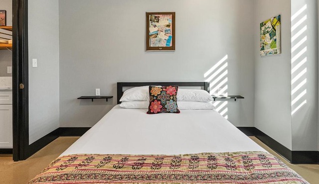 Clean and modern deluxe suite for 10 with pool in Pacific