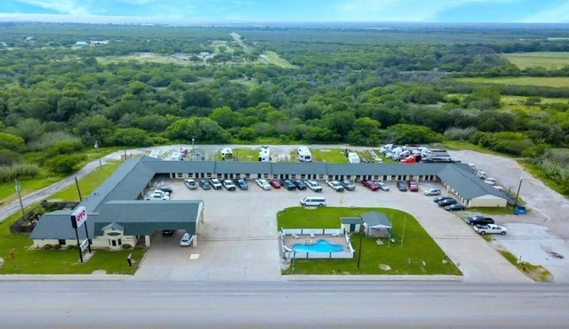 Comfort and Convenience! Pet Friendly Stay with Parking & Pool in Three Rivers