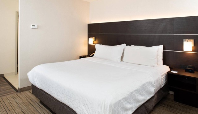 Comfortable Room Ideal for Families with Free Breakfast Near Cincinnati Zoo in Cincinnati