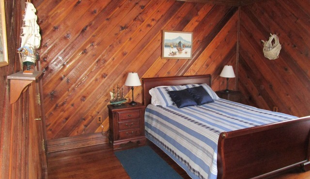 Comfortable spacious vacation get away. Four fireplaces, front porch and patio. in Bristol