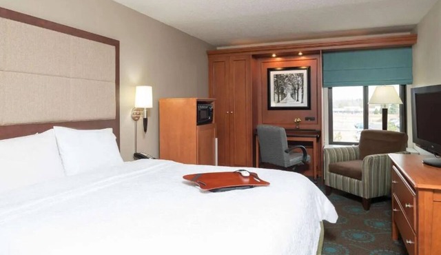 Comfortable Stay w/Onsite Parking & Free Hot Breakfast, Perfect for UM Visits in Ann Arbor