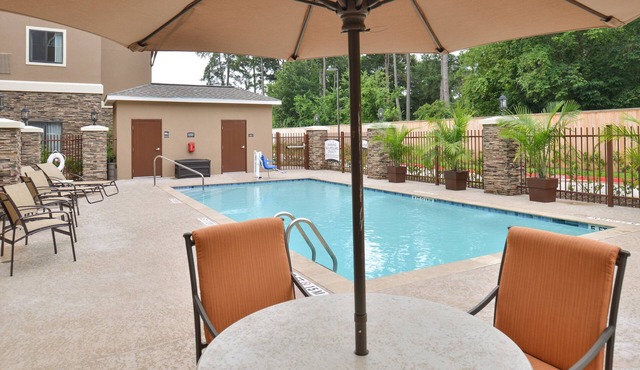 Comfortable Studio Suite in Tomball | Shared Outdoor Pool + 24h Business Center in Tomball