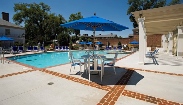 Comfortable Williamsburg Hotel for Couples & Families in Williamsburg
