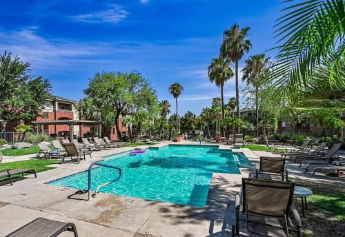 Comfy 2 bed 2 bath Phoenix Paradise with Pool and Gym in Phoenix