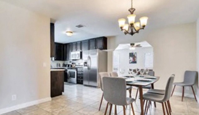 CONTEMPORARY & MODERN 5-BEDROOM HAVEN W/POOL in Riverside
