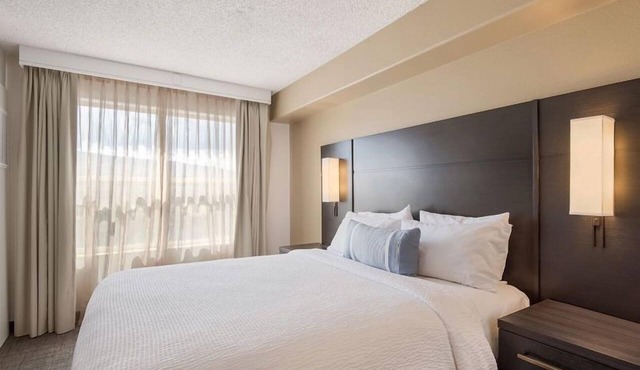 Convenient Location! Unit with Fully-equipped Kitchen and FREE Breakfast! in Reno