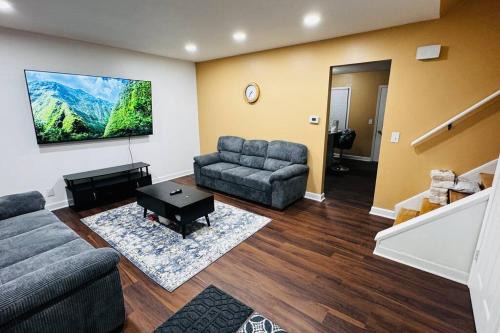 Convenient Stay near Chicago Ohare Airport with King Beds and Coffee in Des Plaines