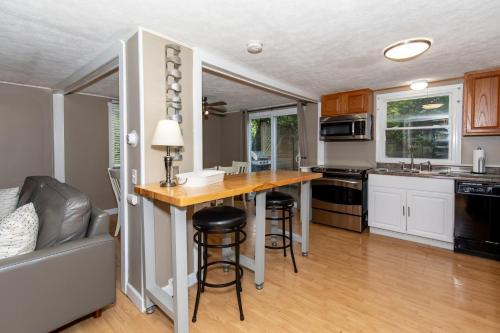 Cottage Near Cedar Point & Beach in Huron