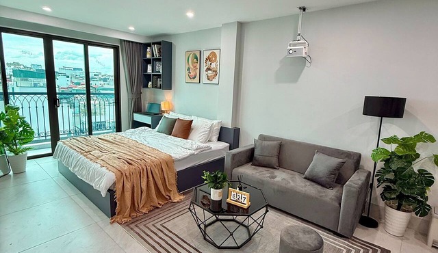 Cozy 1-bedroom bed & breakfast in welcoming Hà Nội with AC