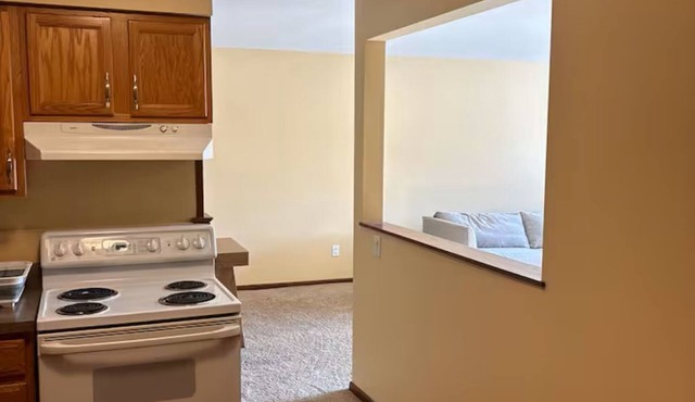 Cozy 2 bed 2 bath central location in Edina