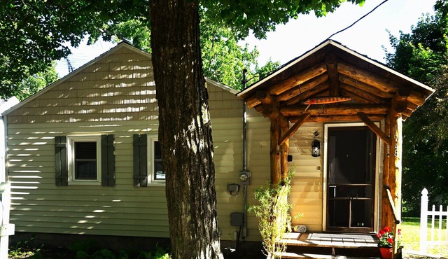 Cozy 4-bedroom house on the Muskegon River in serene Newaygo, MI with AC in Newaygo