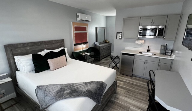 Cozy Beachside Modern Boutique Hotel Suite with Kitchen - by Oceano Suites in Daytona Beach
