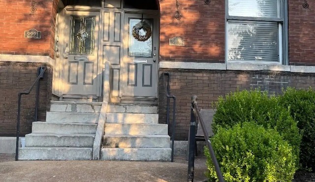 Cozy & charming updated 2bdrm condo mins away from restaurants & entertainment! in St. Louis