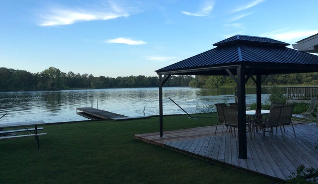 Cozy little cottage on beautiful Pine Lake in Plainwell