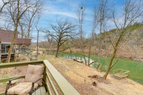 Cozy Riverfront Cabin ~ 2 Mi to Main Street Hardy in Hardy