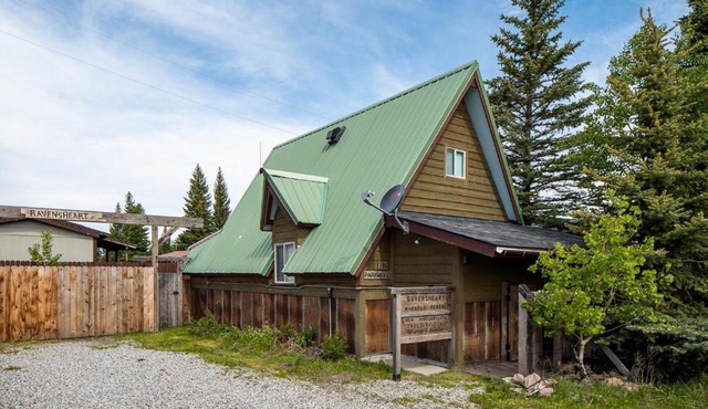 Cozy Studio getaway in West Yellowstone, just 1 minute to the park! Raven's Heart in West Yellowstone