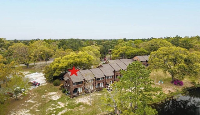Cozy upstairs Studio Condo at Diamondhead overlooking the Lake & Country Club in Diamondhead
