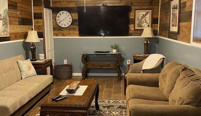 Creekside Retreat, 3 bedroom, Large parking, Picnic area. Across from Trail 14 in Delbarton