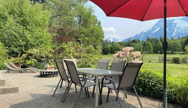 Custom country home, stunning 360 Cascade Mt views and Stilliguamish riverfront. in Arlington