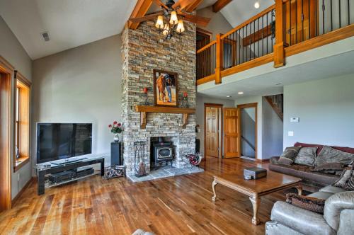 Custom Home w/Decks in Boulder! Gateway to Parks! in Boulder Town