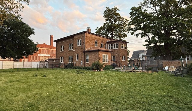 CWS for large Groups 6BR 3.5bath Huge Yard 4K Sq Ft 2 miles to Stadium in Omaha