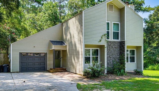 Daphne Home w/Deck: Close to Beaches & Parks! in Daphne