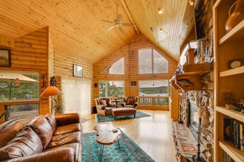 Decks & Views: Spacious Cabin Near Table Rock Lake in Shell Knob