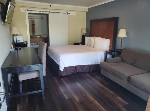 Deerfield Inn & Suites in Madison