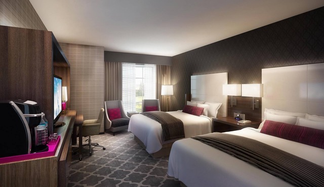 Deluxe Double Queen Room steps from Graceland -Pool -Gym -Airport Shuttle in Memphis