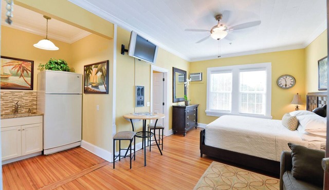 DELUXE STUDIO KING AT OLD COLORADO INN in Stuart
