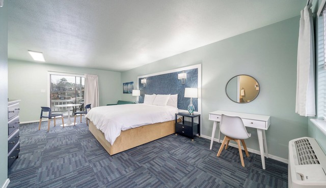 Deluxe Studio Suite, 1 King Bed, Lake View, Upper Floor in Hot Springs