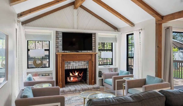 Designer Luxury 4bed/4ba w/Pool in Lenexa