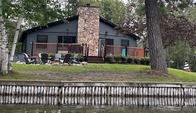 Devils Elbow Cottage on Crooked River with HOT TUB! Ski and Golf nearby! in Alanson